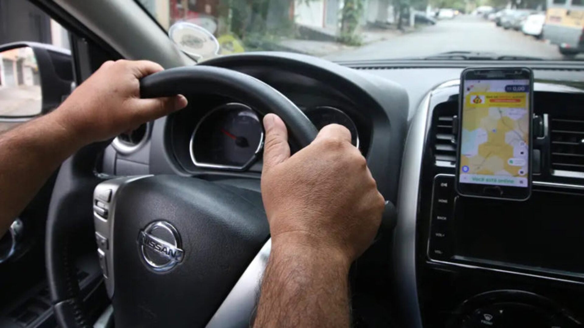 MPT processa Uber e pede R$ 321 milhões por taxas aos motoristas