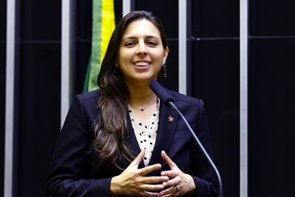 Natália Bonavides lidera intenções de voto para a Câmara Federal