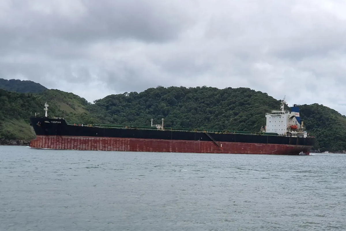Navio MDL Toofan atravessa Ormuz e ruma para o Brasil