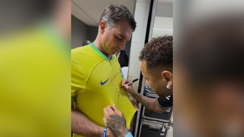 Neymar autografa camisa da Seleção Brasileira para Flávio Bolsonaro