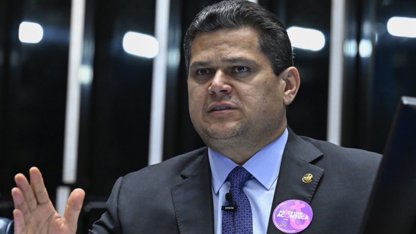 Alcolumbre: Poderes "passam dos limites" e ameaçam convivência