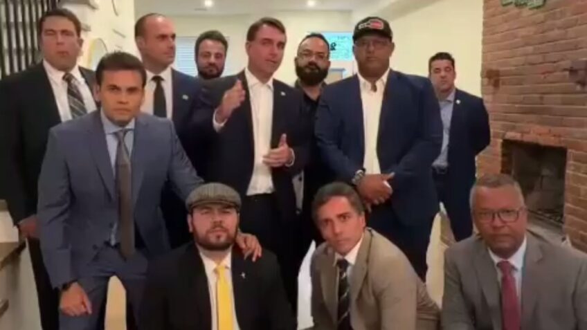 Flávio Bolsonaro apela a eleitores por engajamento digital em campanha nos EUA