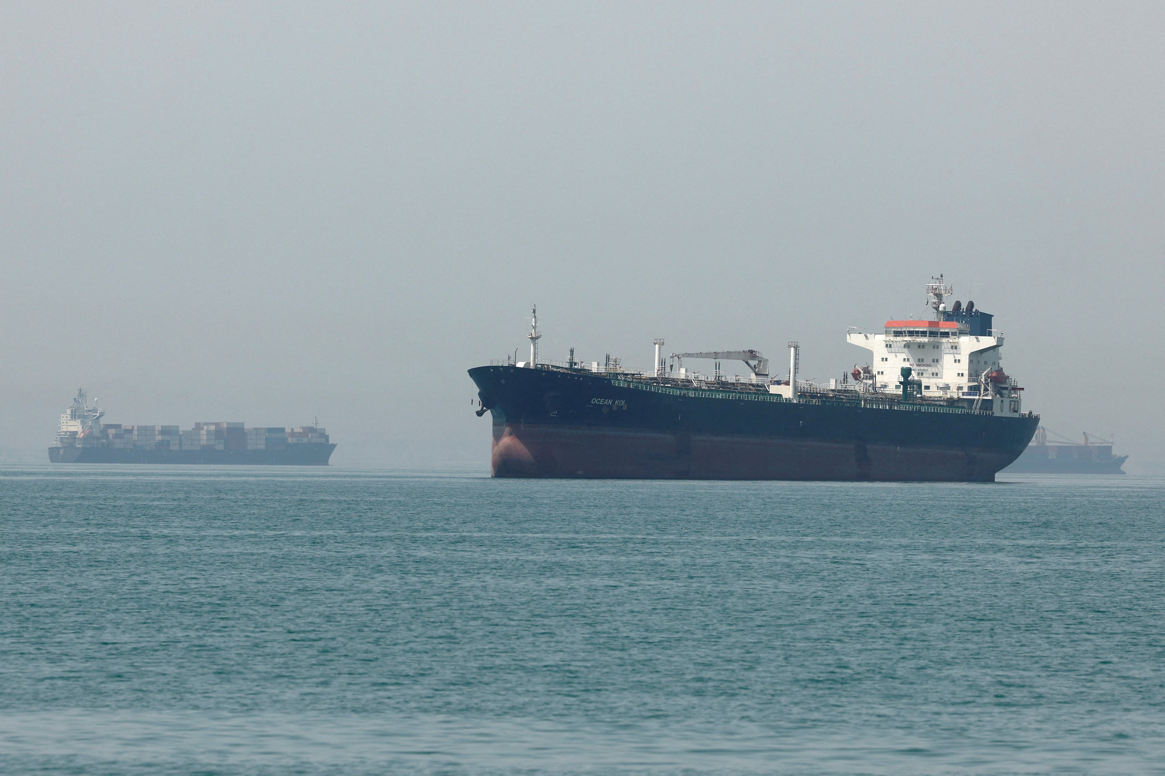 Guarda Revolucionária Islâmica afirma ter disparado contra navios em Ormuz; EUA relatam interceptação de mísseis no Kuwait e Bahrein