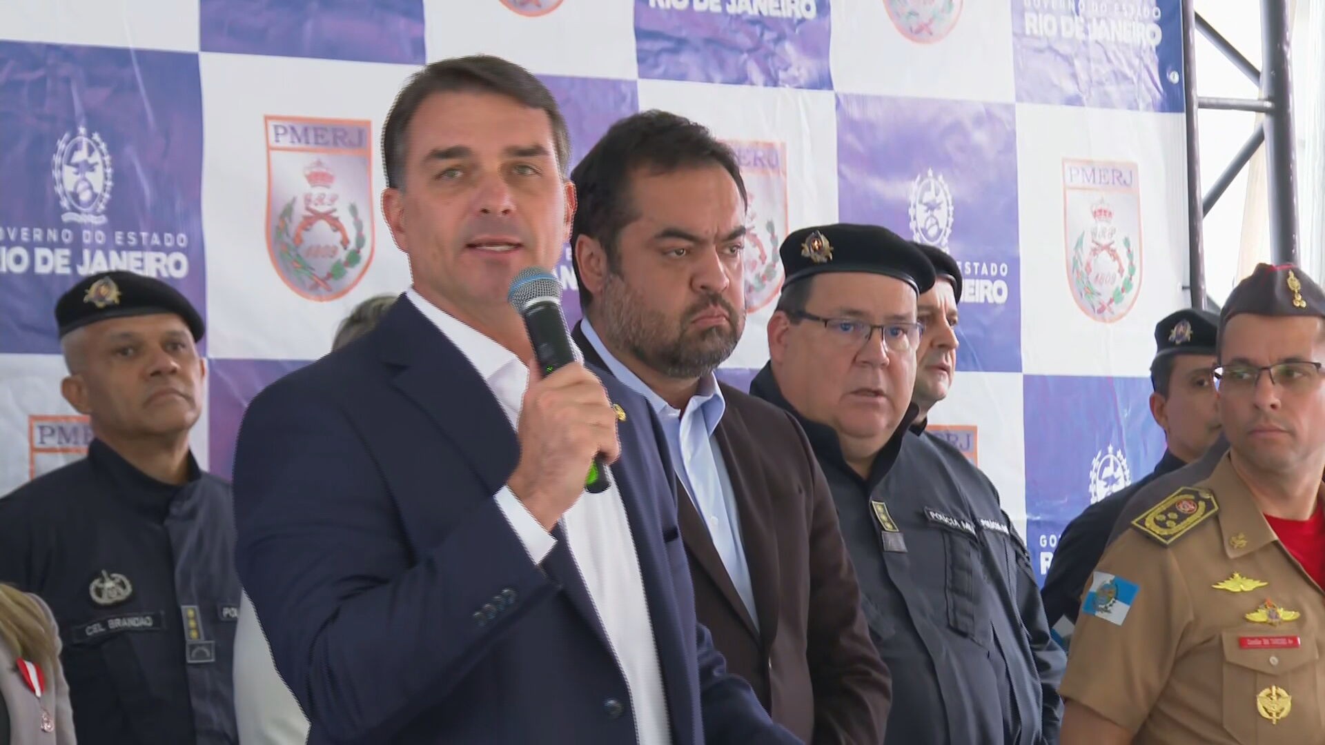 Operação da PF contra Cláudio Castro fragiliza grupo de Flávio Bolsonaro