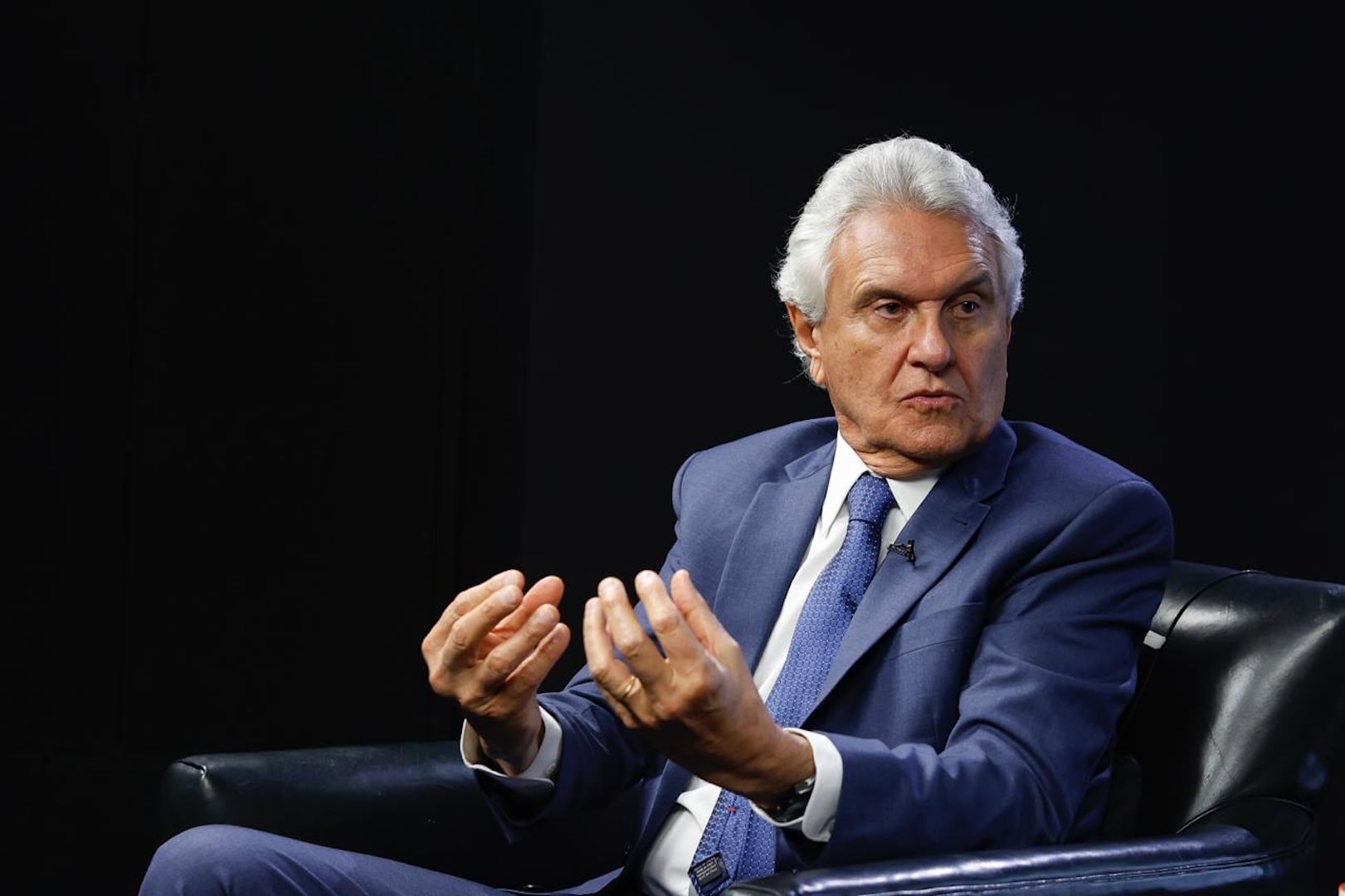 Caiado promete reduzir juros pela metade e critica gastos da gestão Lula