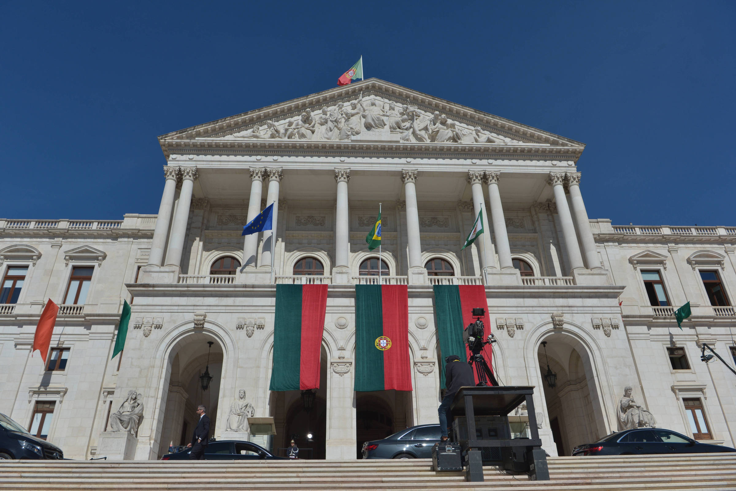 Parlamento de Portugal aprova lei que proíbe uso de burca em locais públicos