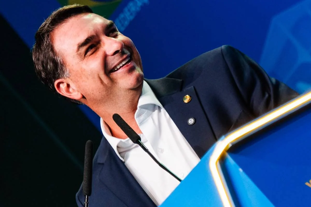 Defesa de Flávio recorrerá contra medida que isola pré-candidato de Jair Bolsonaro