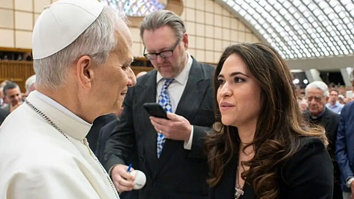 Papa Leão XIV nomeia primeira mulher para comandar comunicação do Vaticano