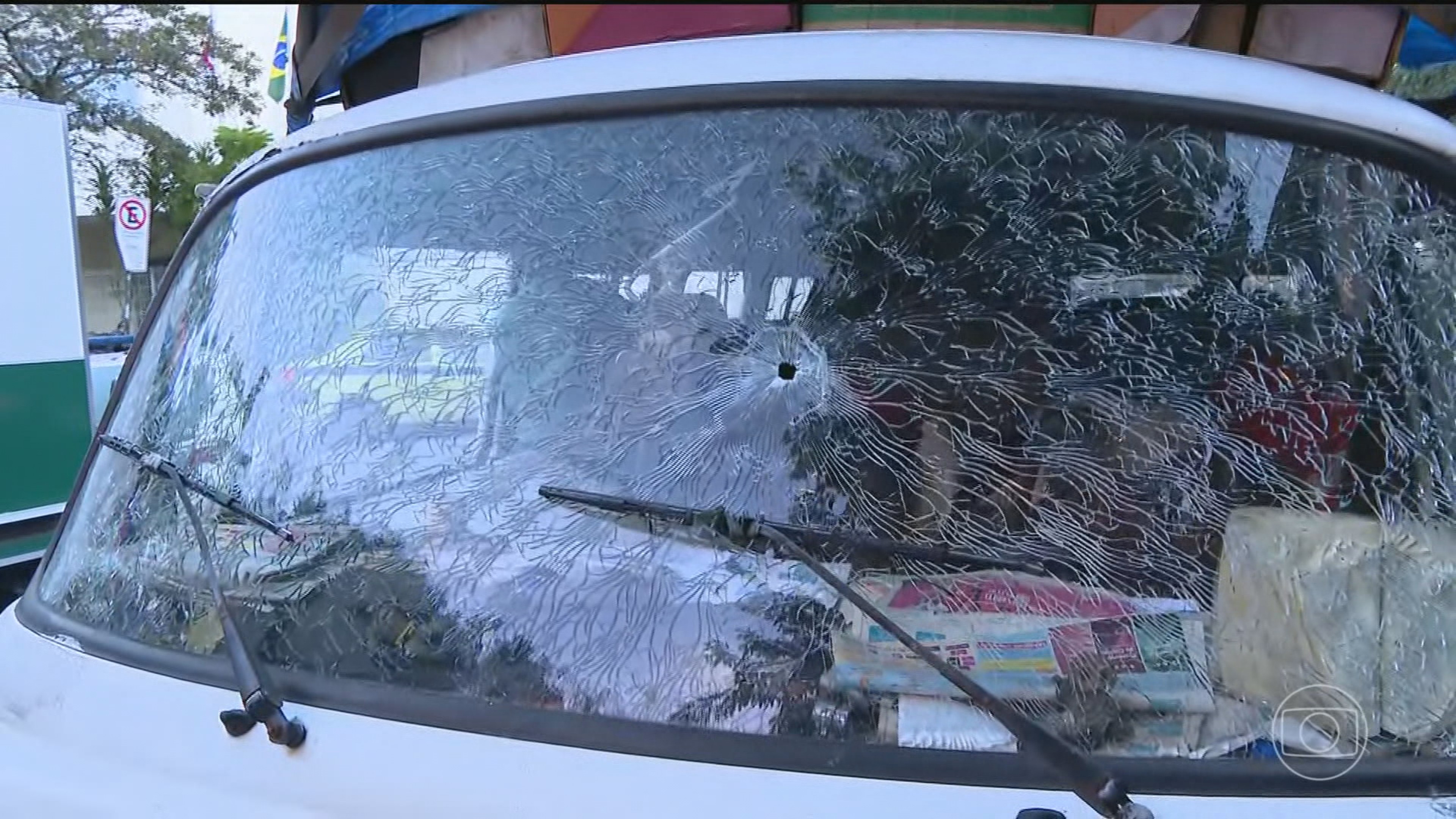 Passageiro é baleado dentro de ônibus durante confronto entre policiais e traficantes no Rio