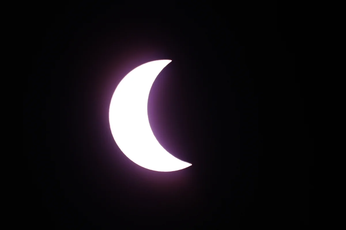 Passageiros observam eclipse solar total em sobrevoo estratégico