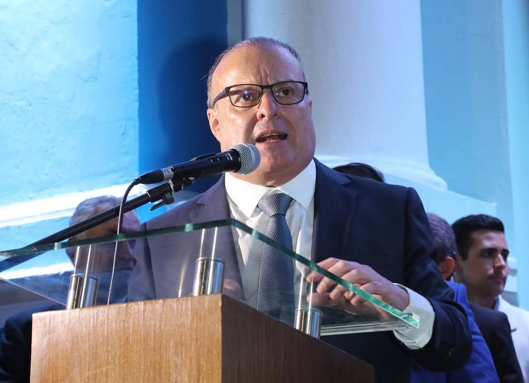 Paulinho Freire apresenta edital para nova licitação do transporte em Natal