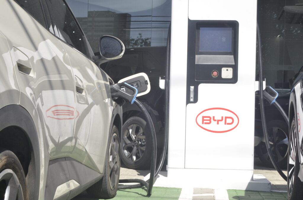 Paulinho Freire veta trecho de lei sobre recarga de carros elétricos em Natal