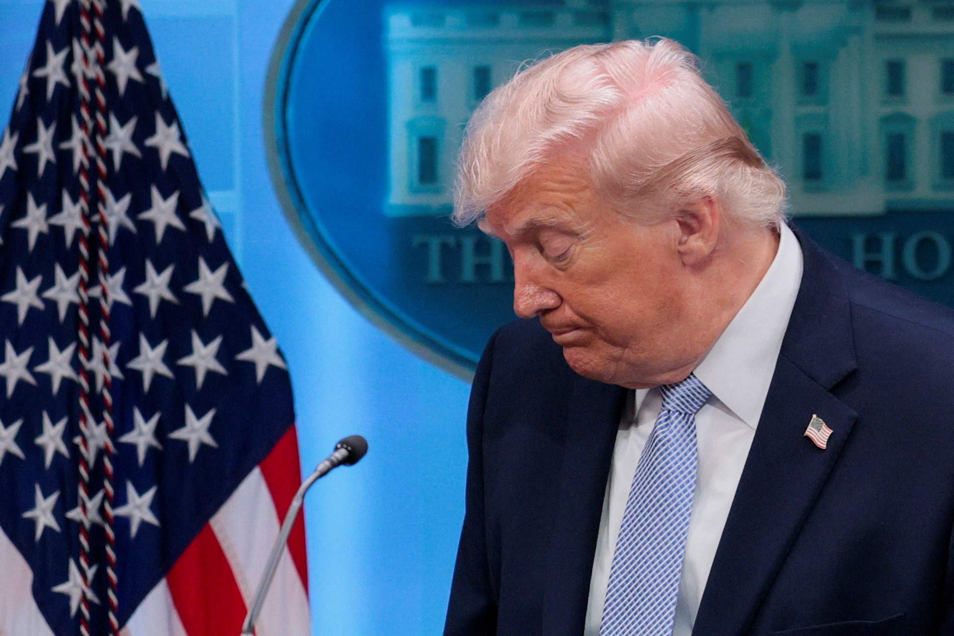 Petróleo despenca após Trump adia ataques ao Irã