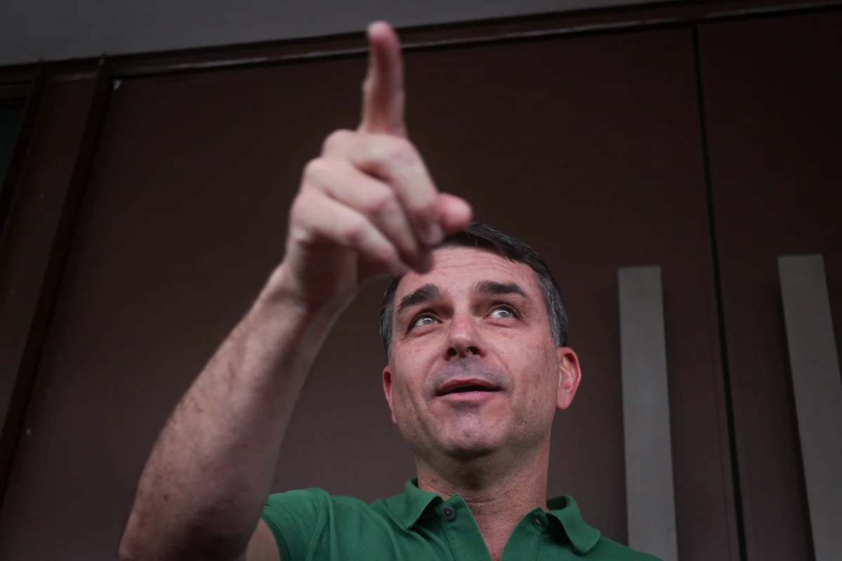 Plano de governo de Flávio Bolsonaro prevê subsídio para idosos
