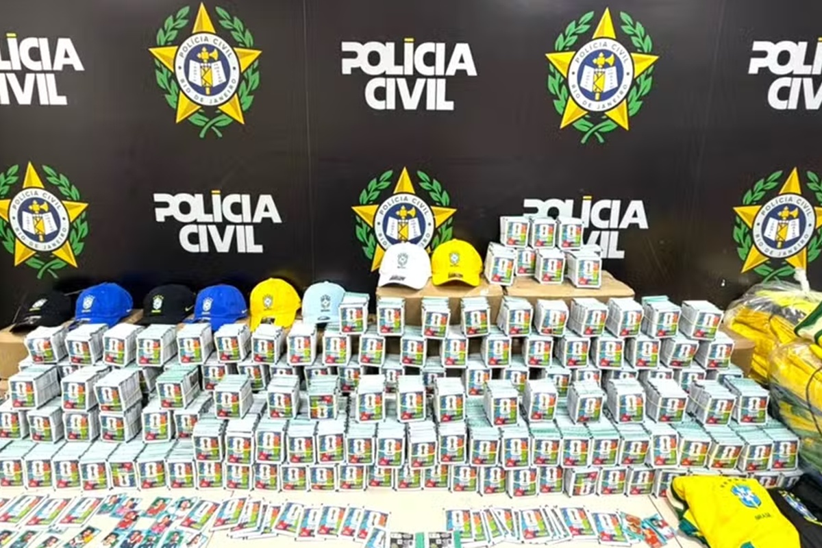 Polícia Civil apreende 200 mil figurinhas falsificadas da Copa do Mundo