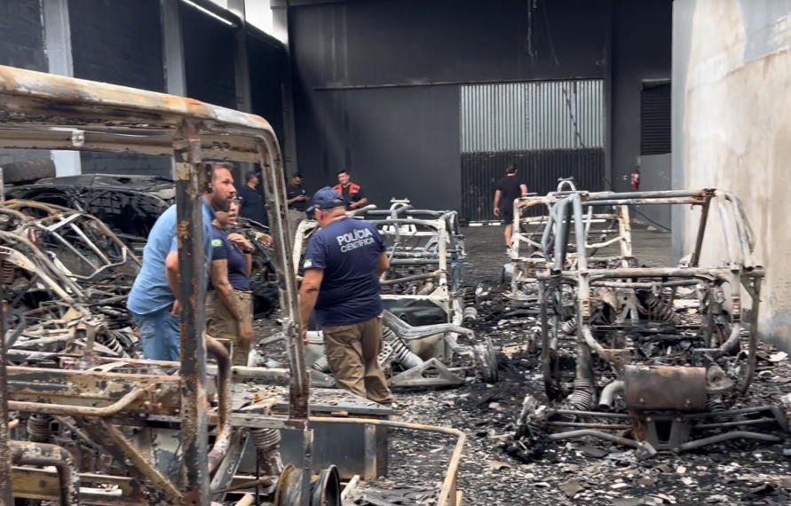 Polícia Científica do RN investiga incêndio que devorou oito carros
