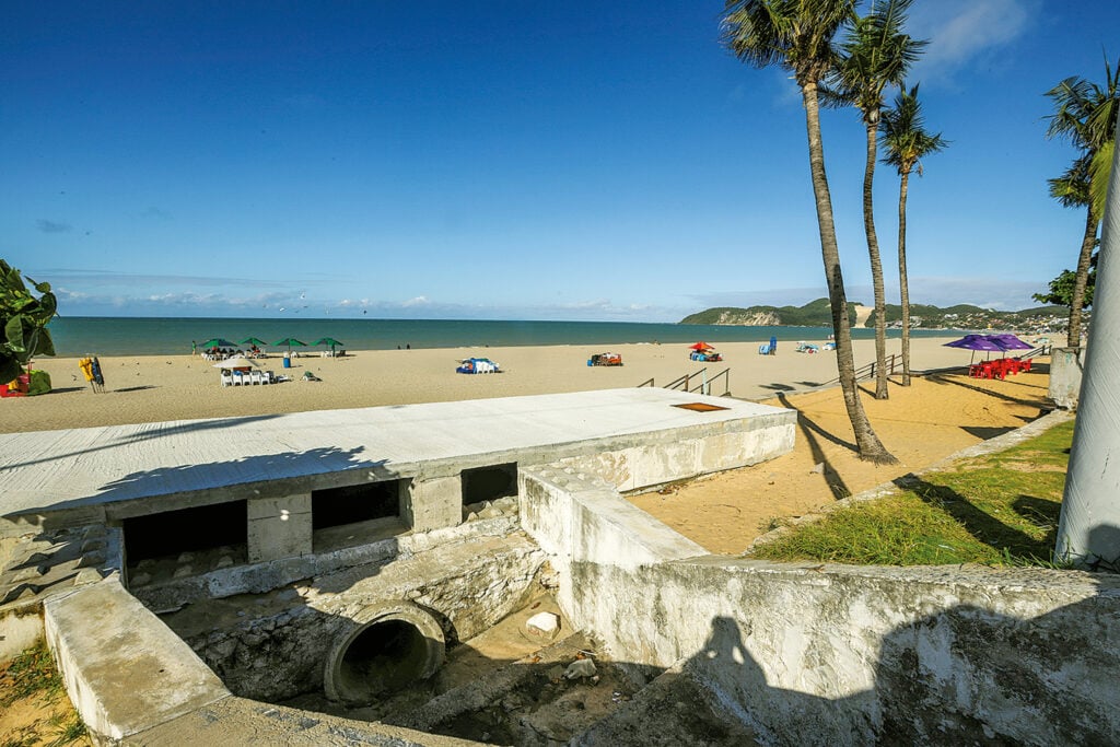 Prefeitura de Natal culpa Caern por esgoto em Ponta Negra; companhia contesta