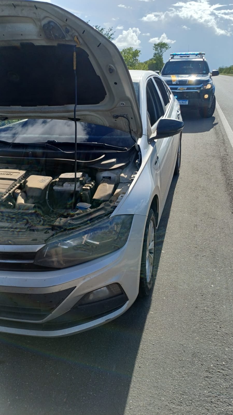 PRF Recupera Carro Furtado na BR-304 e Prende Motorista