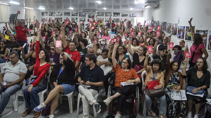 Professores de Natal avaliam greve por melhores salários e infraestrutura