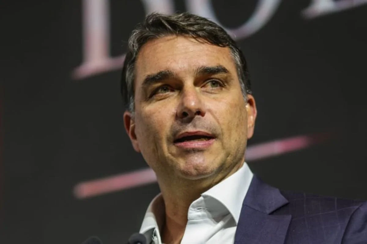 Programa de Flávio Bolsonaro propõe flexibilização da jornada de trabalho