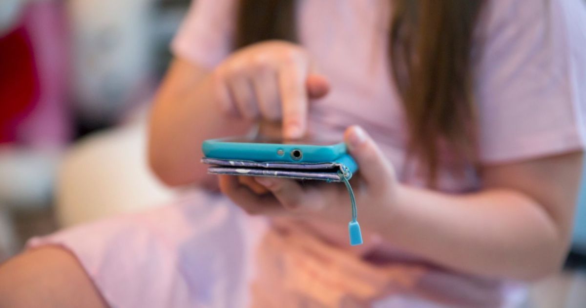 Proibição de celular na escola tem efeito surpreendente, diz estudo do NBER