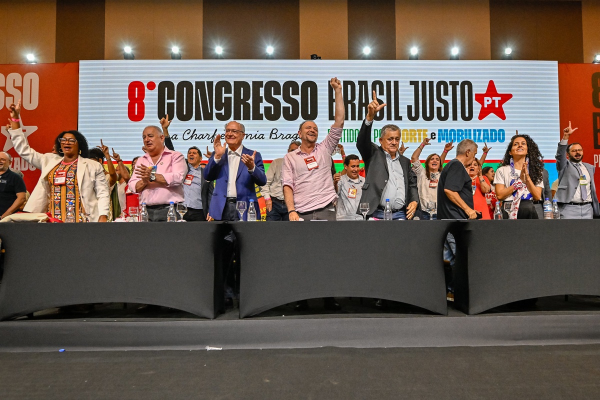 PT mira Flávio Bolsonaro em ofensiva de marketing