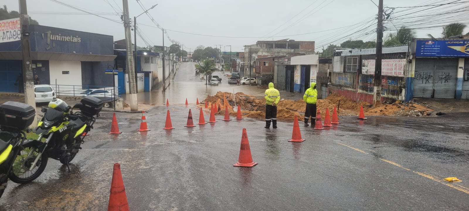 Alagamentos deixam quatro vias intransitáveis em Natal