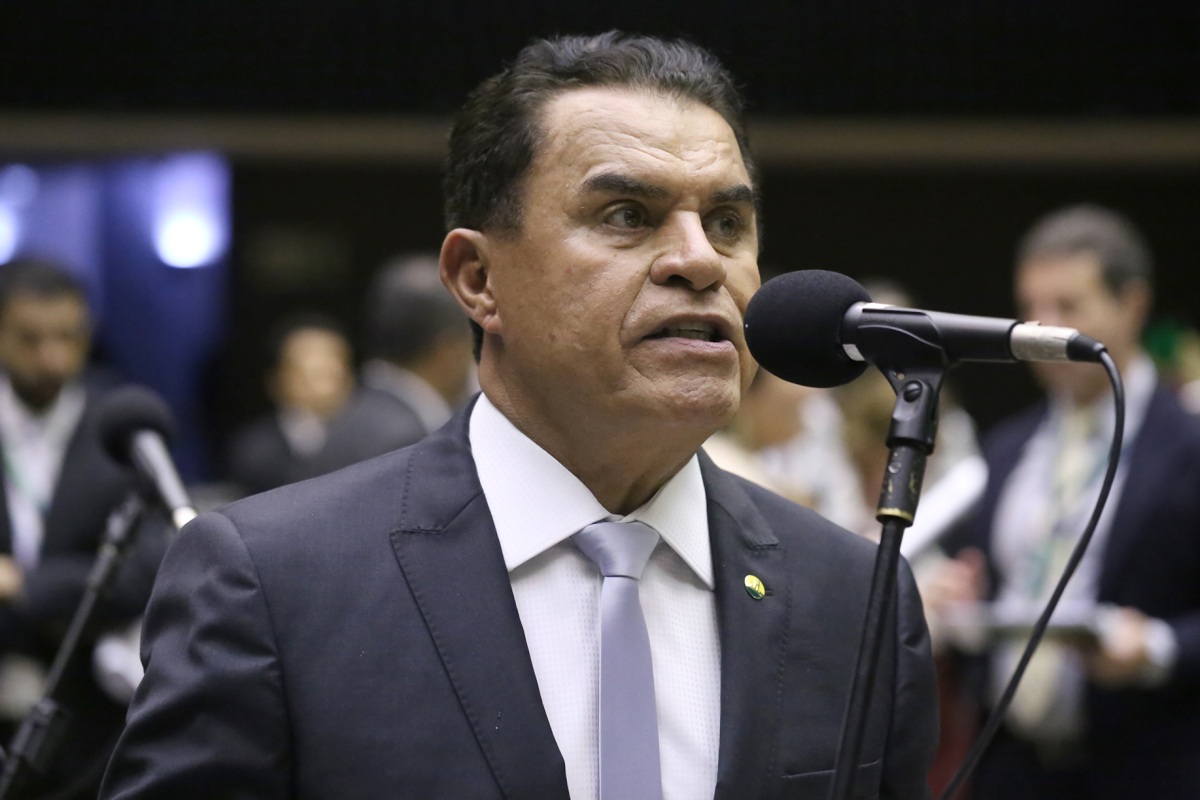 Deputado federal usou cota para alugar SUV de sobrinhos