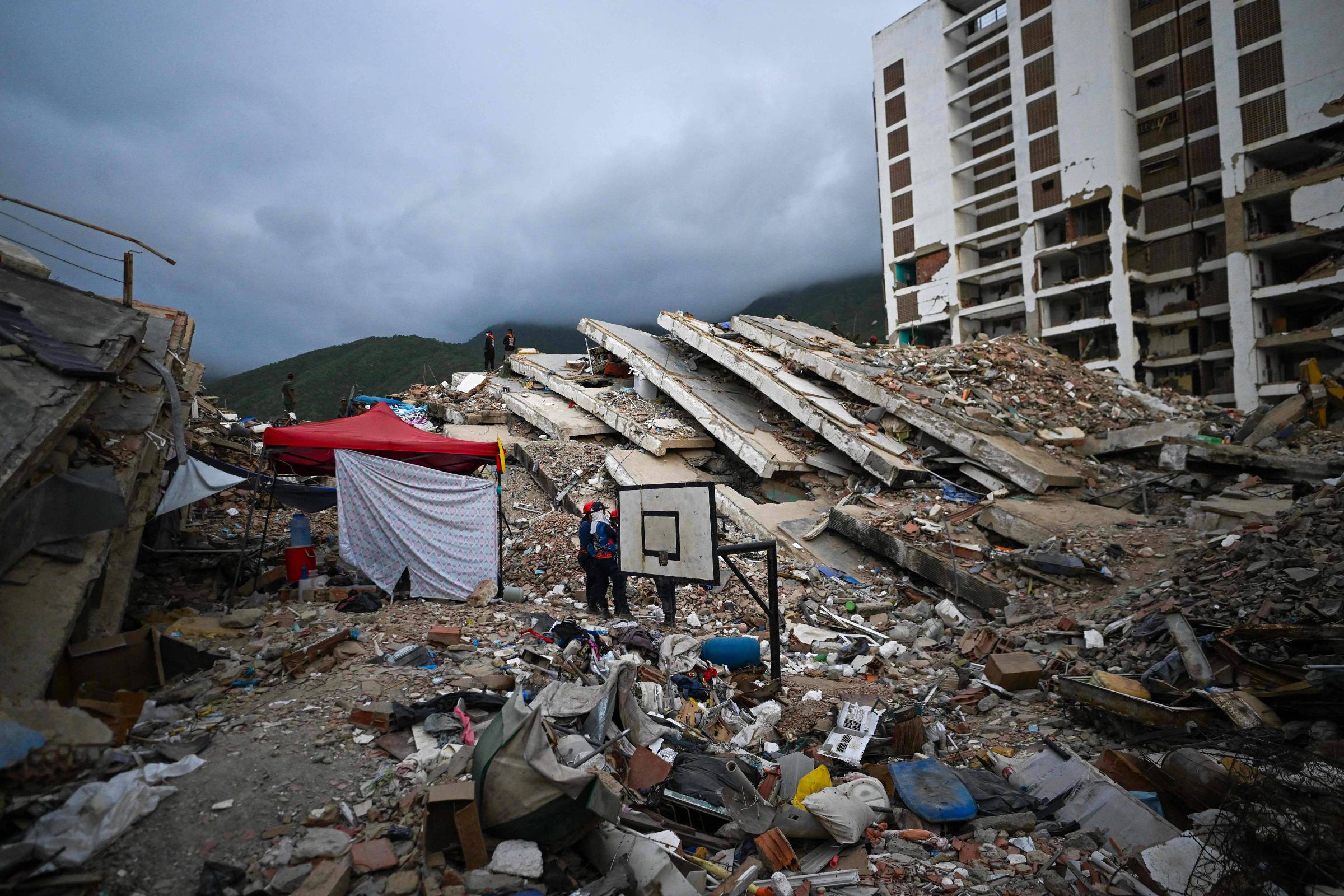Socorrista narra 'desastre colossal' na Venezuela e encontra corpos de família abraçada um mês após terremotos