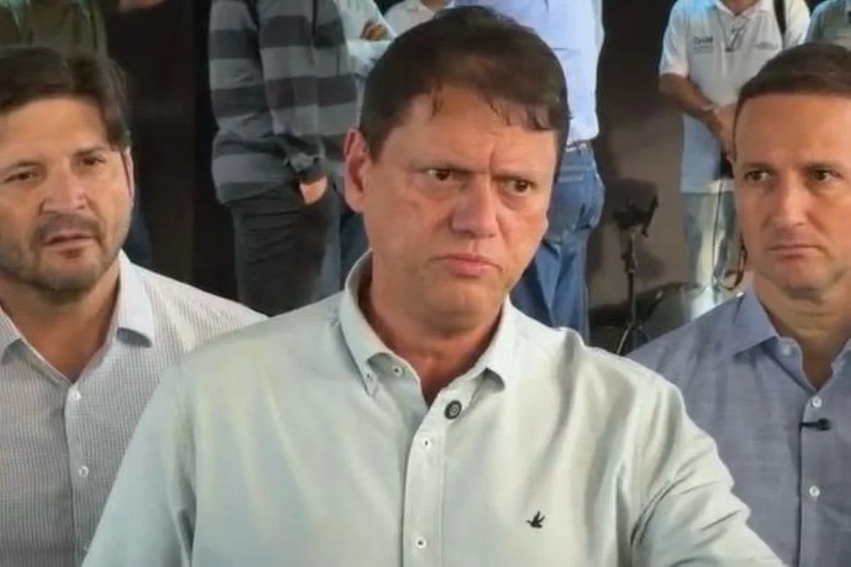 Tarcísio de Freitas é confundido com galã de novelas em evento