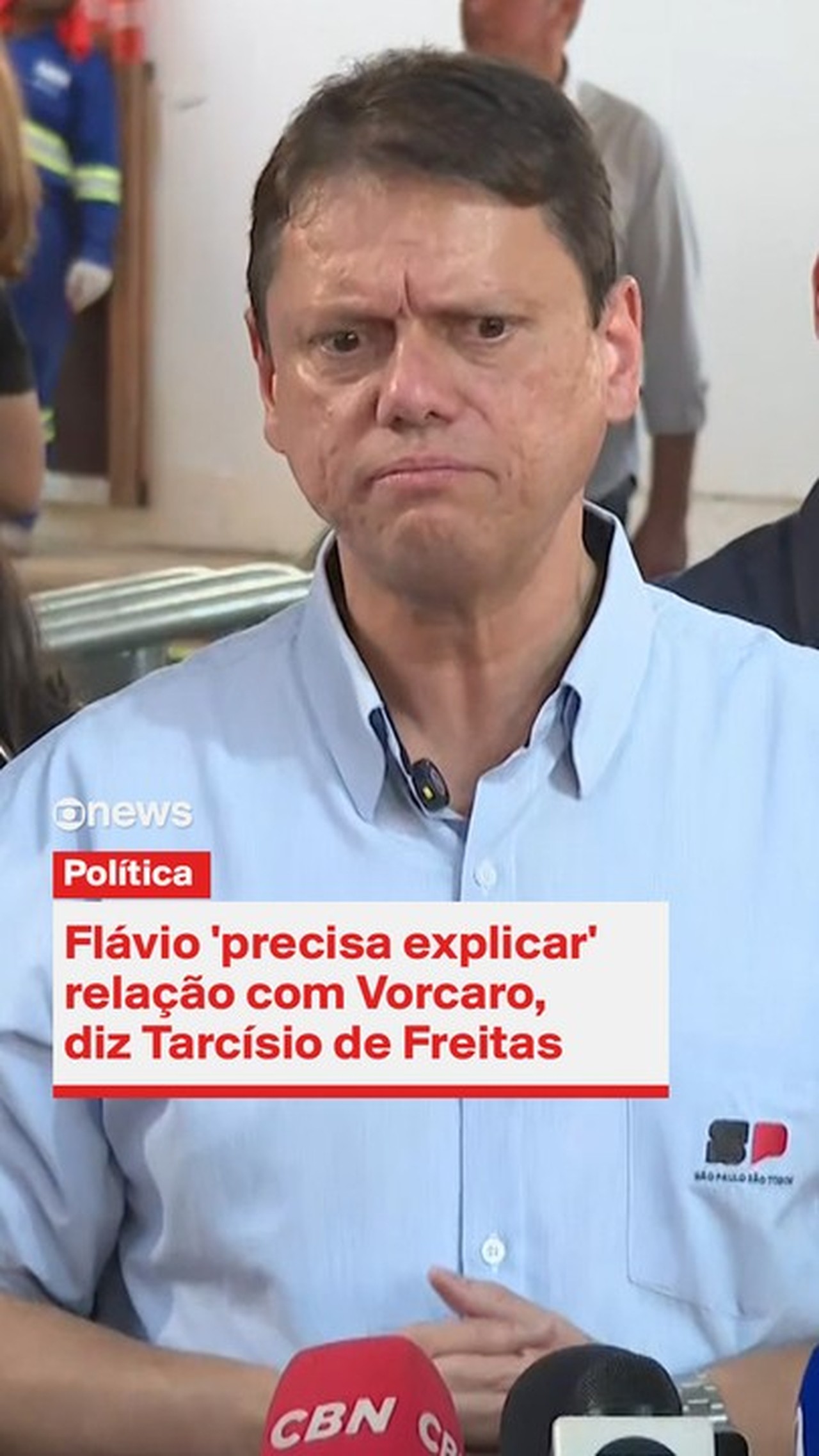 Tarcísio de Freitas reafirma apoio a Flávio Bolsonaro e descarta terceira via presidencial