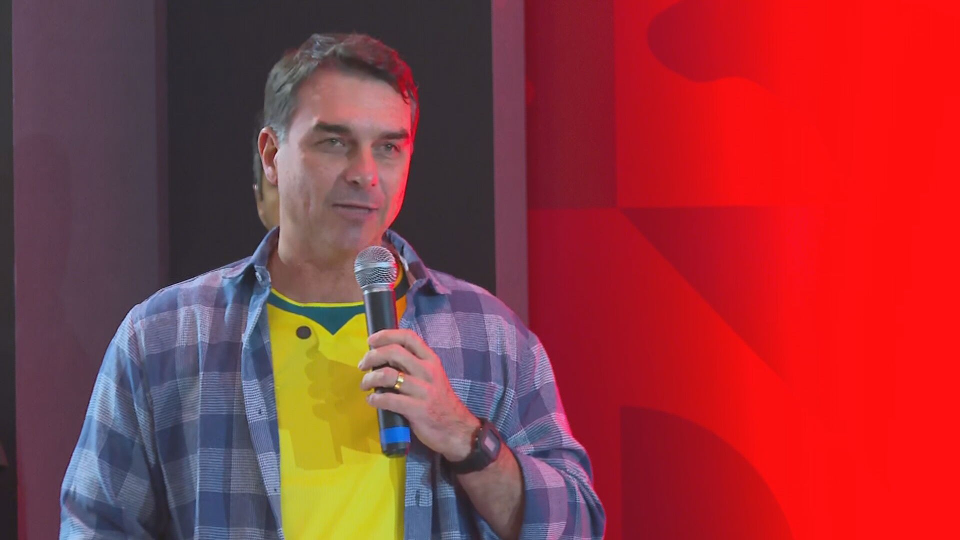Flávio Bolsonaro rebate Lula sobre tarifa dos EUA e nega apoio a medida