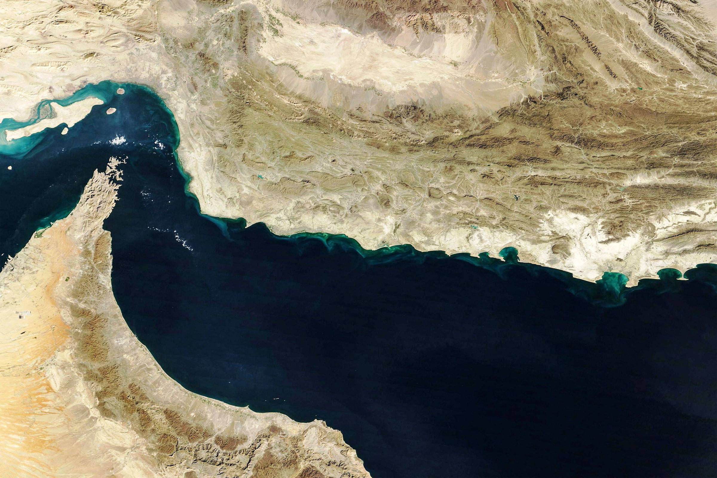 Trump desafia Irã e bloqueia Estreito de Hormuz