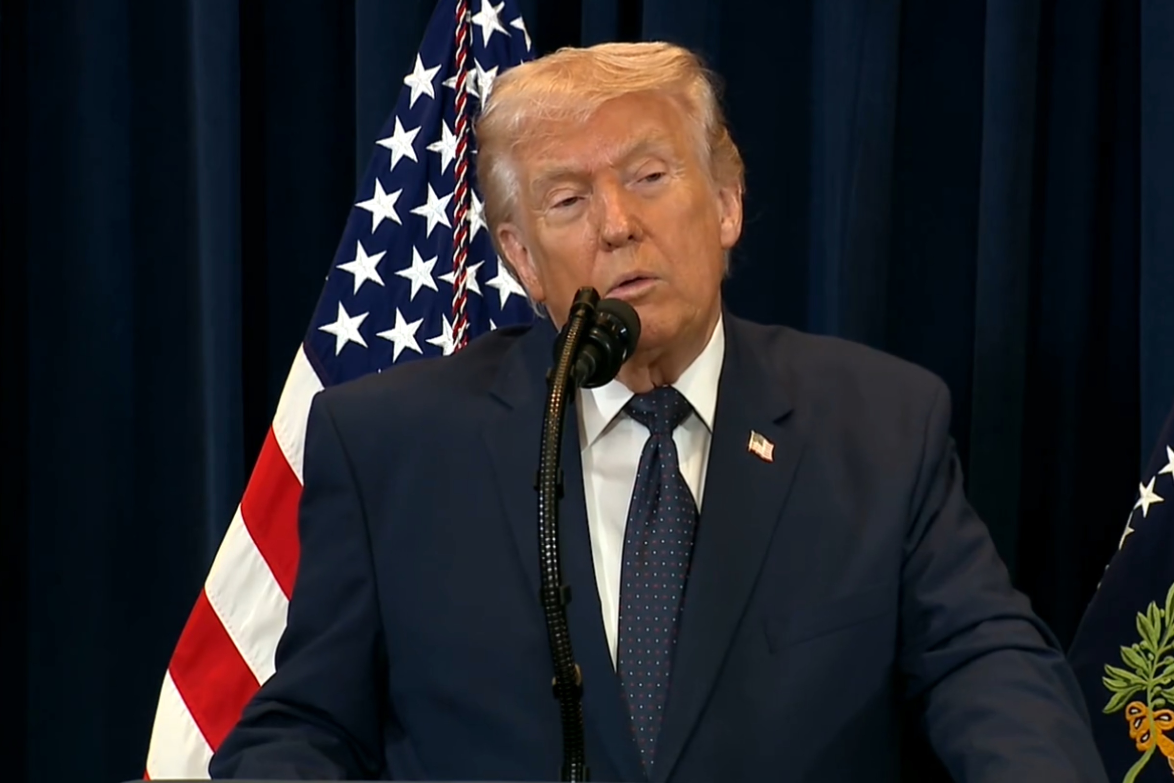Trump exige reabertura de estreito vital e ameaça Irã com linguagem contundente