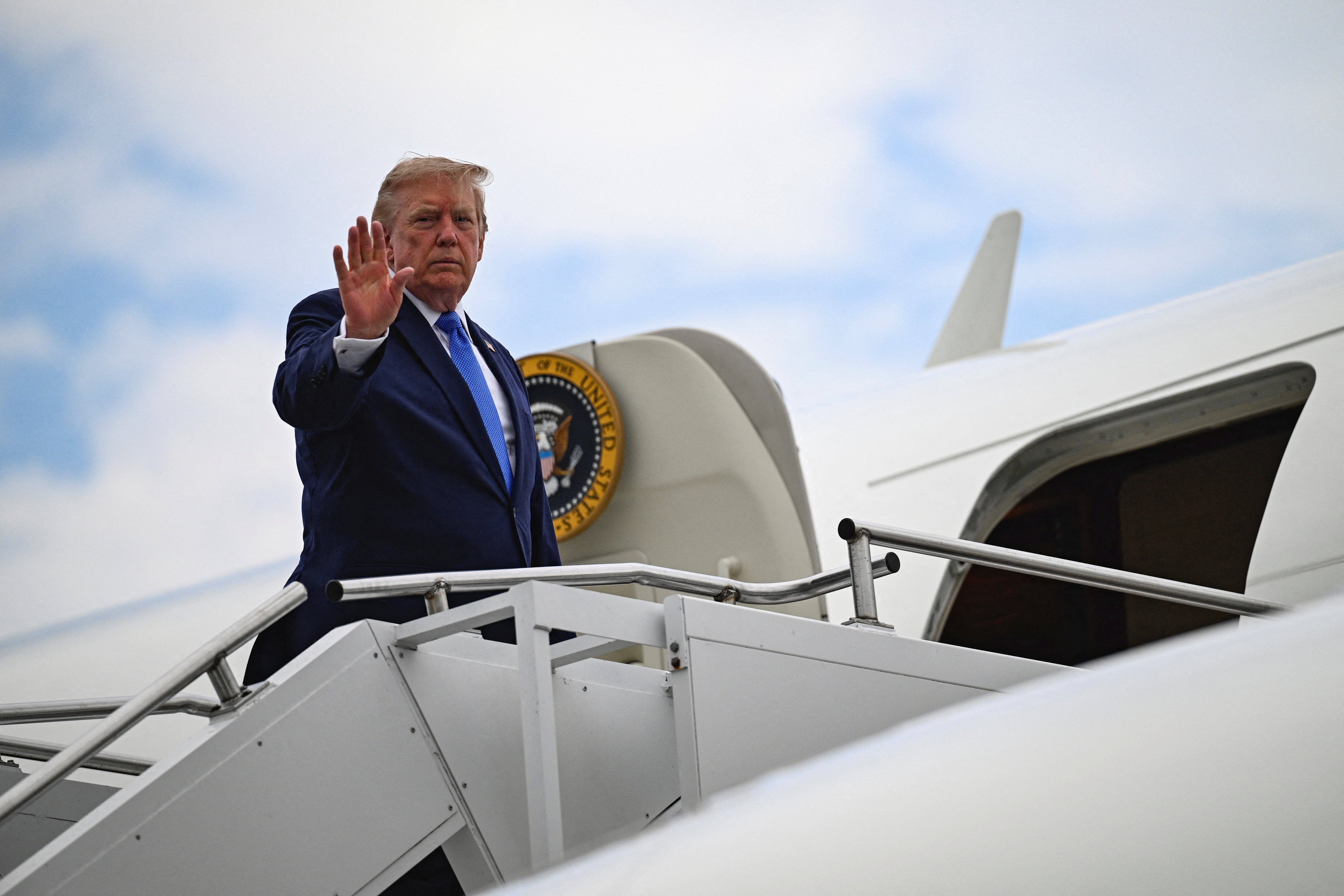 Donald Trump utilizou voo secreto em caminhão de alimentos após ameaça do Irã