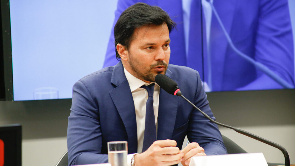 TSE determina bloqueio de contas de Fábio Faria por multa eleitoral