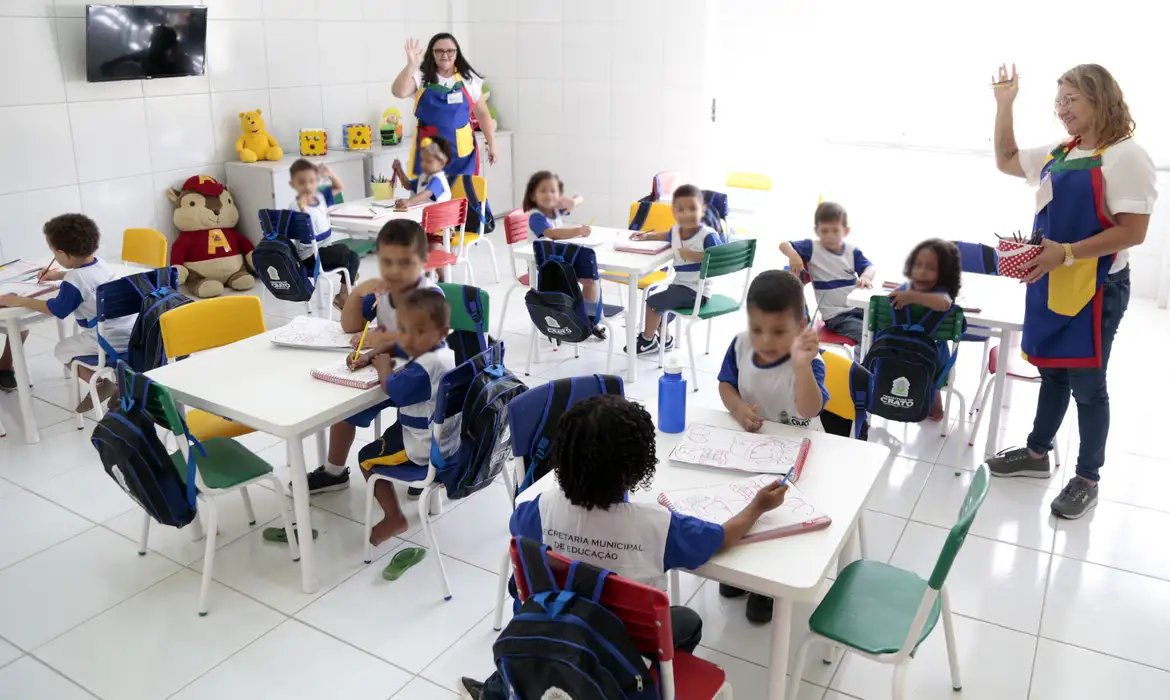 Levantamento revela que uma em cada 10 crianças está fora da creche em 876 cidades