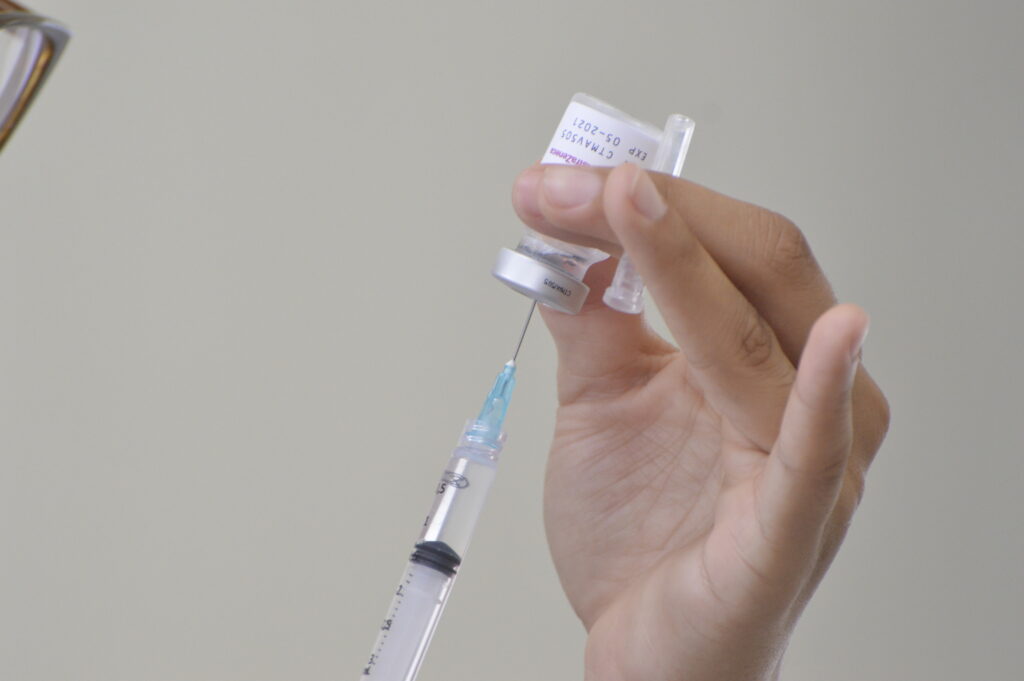 Vacina BCG pode reduzir risco de Alzheimer em idosos, aponta estudo do Mass General Brigham
