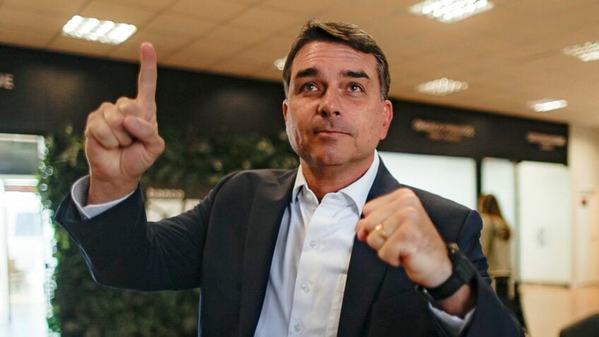Flávio Bolsonaro defende união da direita e aposta em vitória no 1º turno, 'vai que Deus resolve'