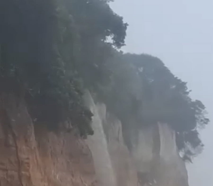 Veja o vídeo: falésia de Pipa vira cachoeira sob alerta de deslizamento em Tibau do Sul