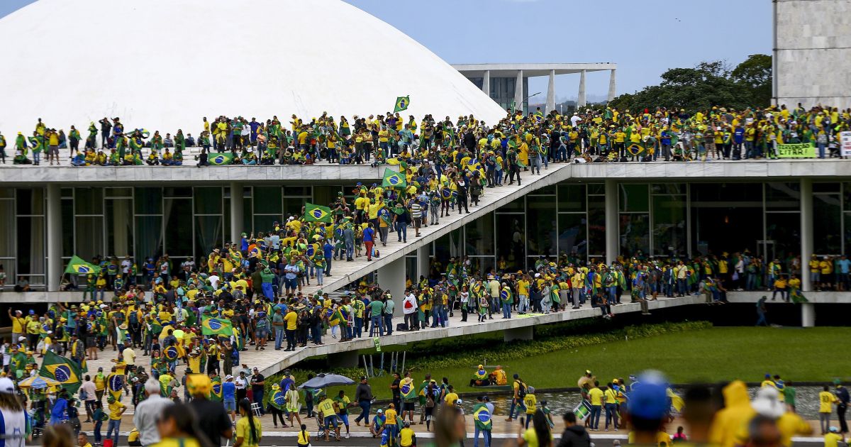 Marcos Sampaio Olsen defende isolamento político das Forças Armadas