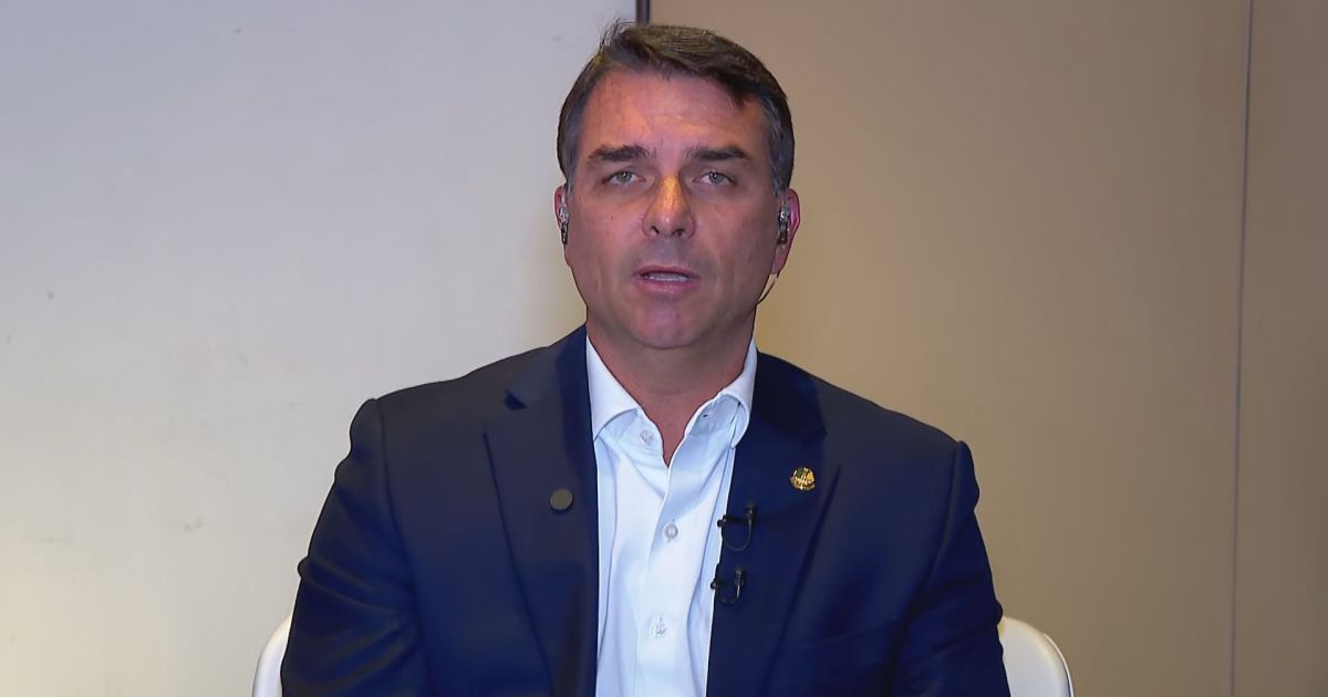 Flávio Bolsonaro se diz pronto para abrir contrato de filme