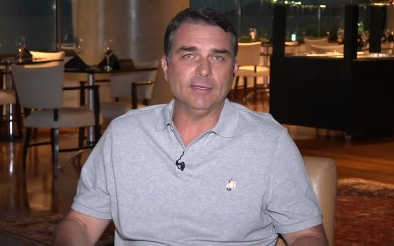 Flávio Bolsonaro defende diálogo global pragmático focado nos interesses do Brasil
