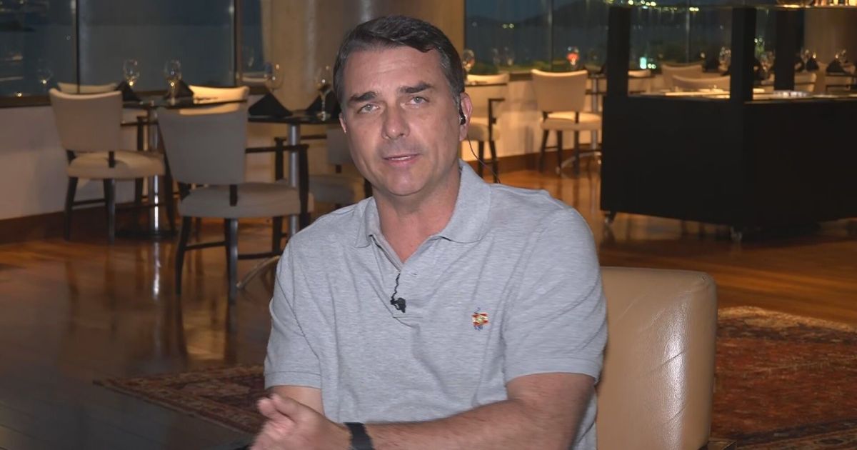 Flávio Bolsonaro: "Mudar salário mínimo é fake news de campanha"