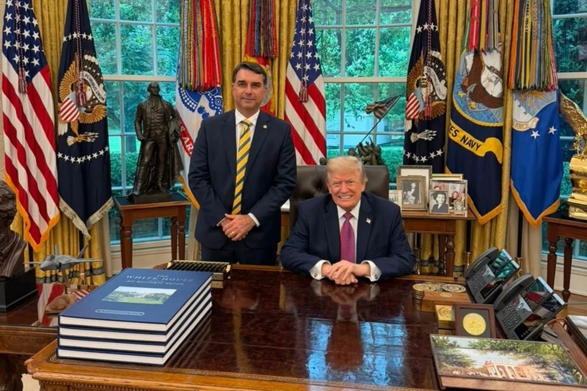 Flávio Bolsonaro oferece transição a governo Trump, revela carta; Ministro dos EUA cobra tarifas ao Brasil