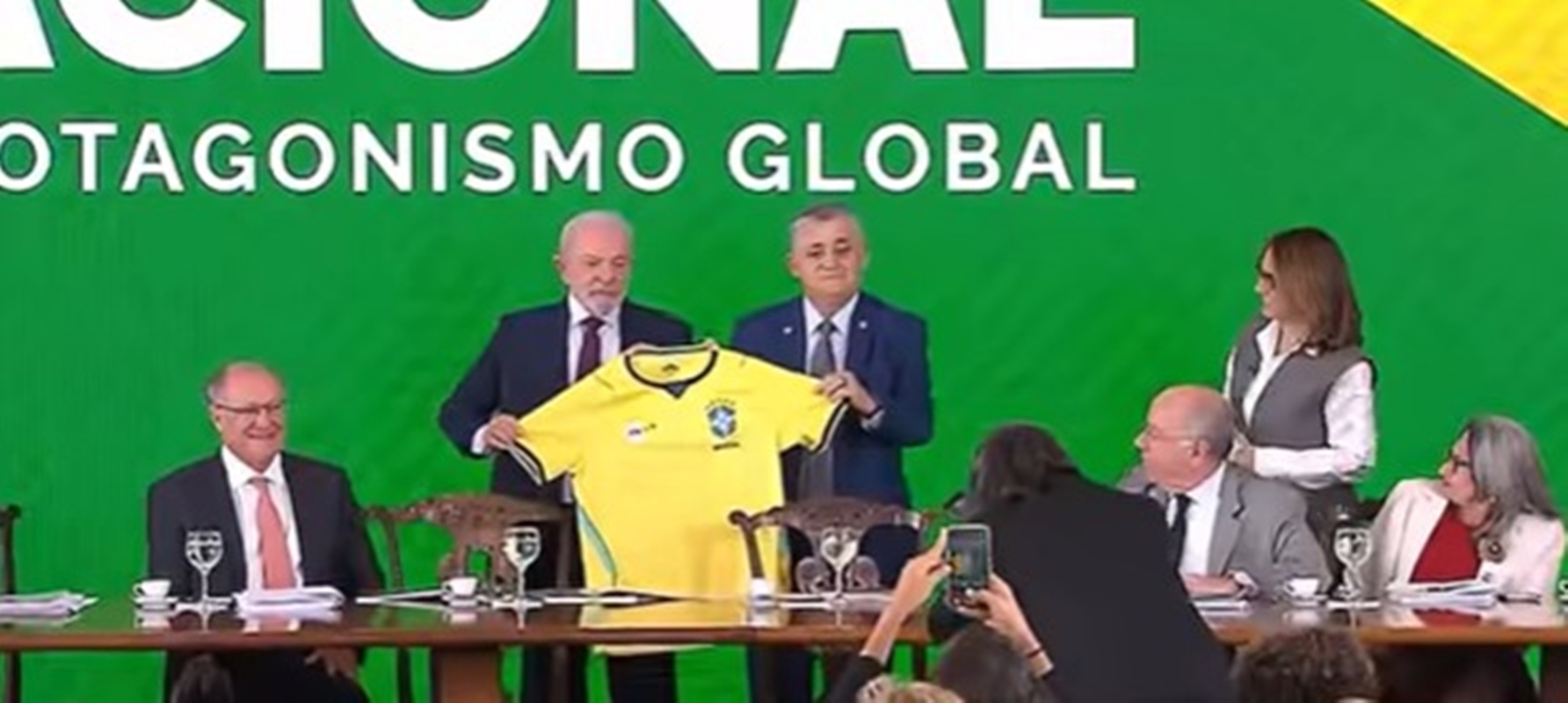 Conselhão discute tarifaço dos EUA com camisa da Seleção