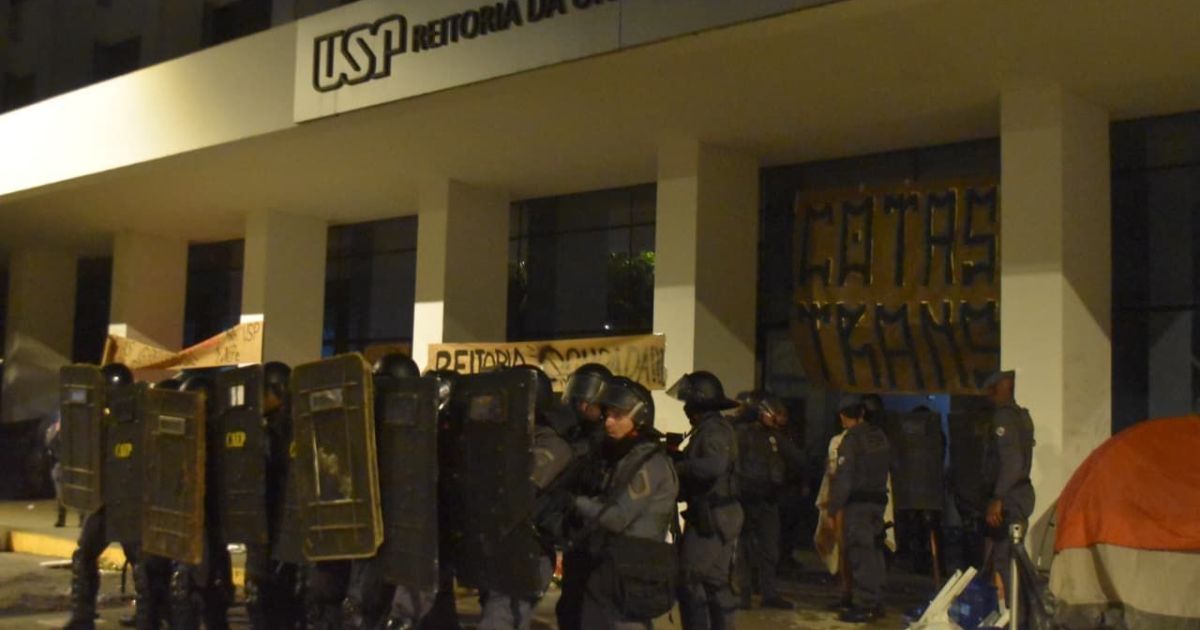 PM desocupa Reitoria da USP com violência, denunciam alunos