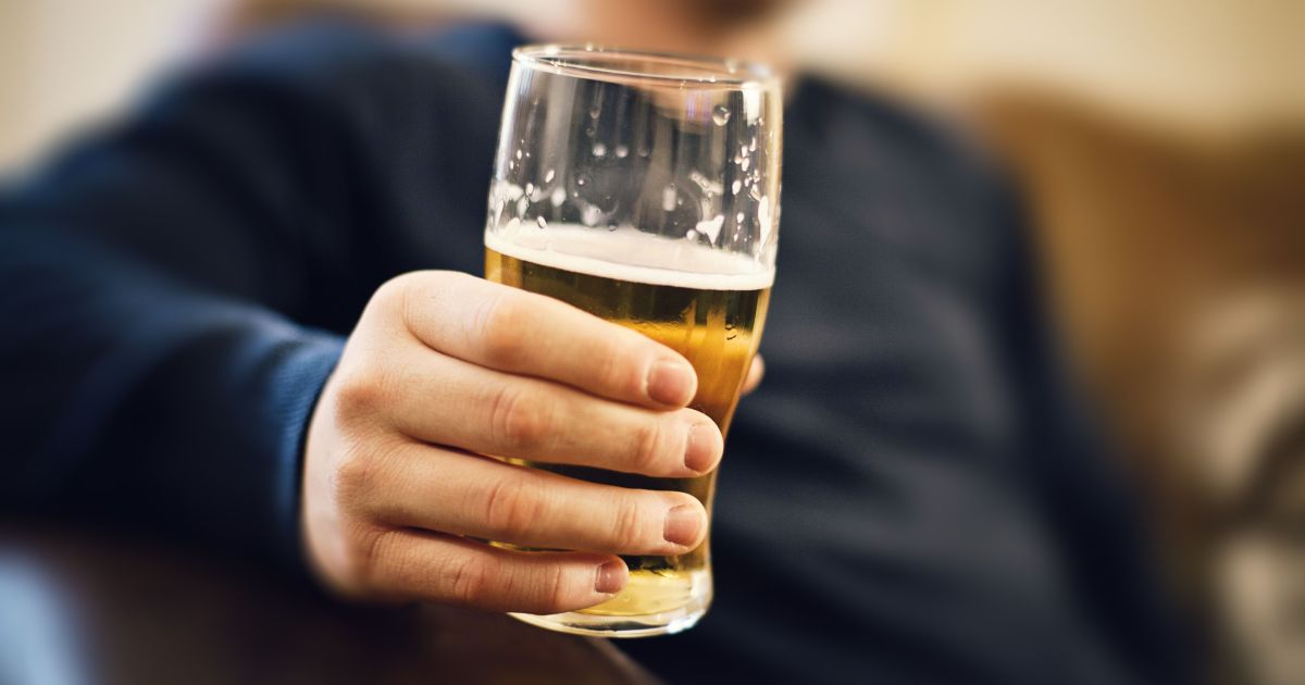 Estudo aponta que consumo ocasional de álcool triplica risco de fibrose hepática em pessoas com gordura no fígado