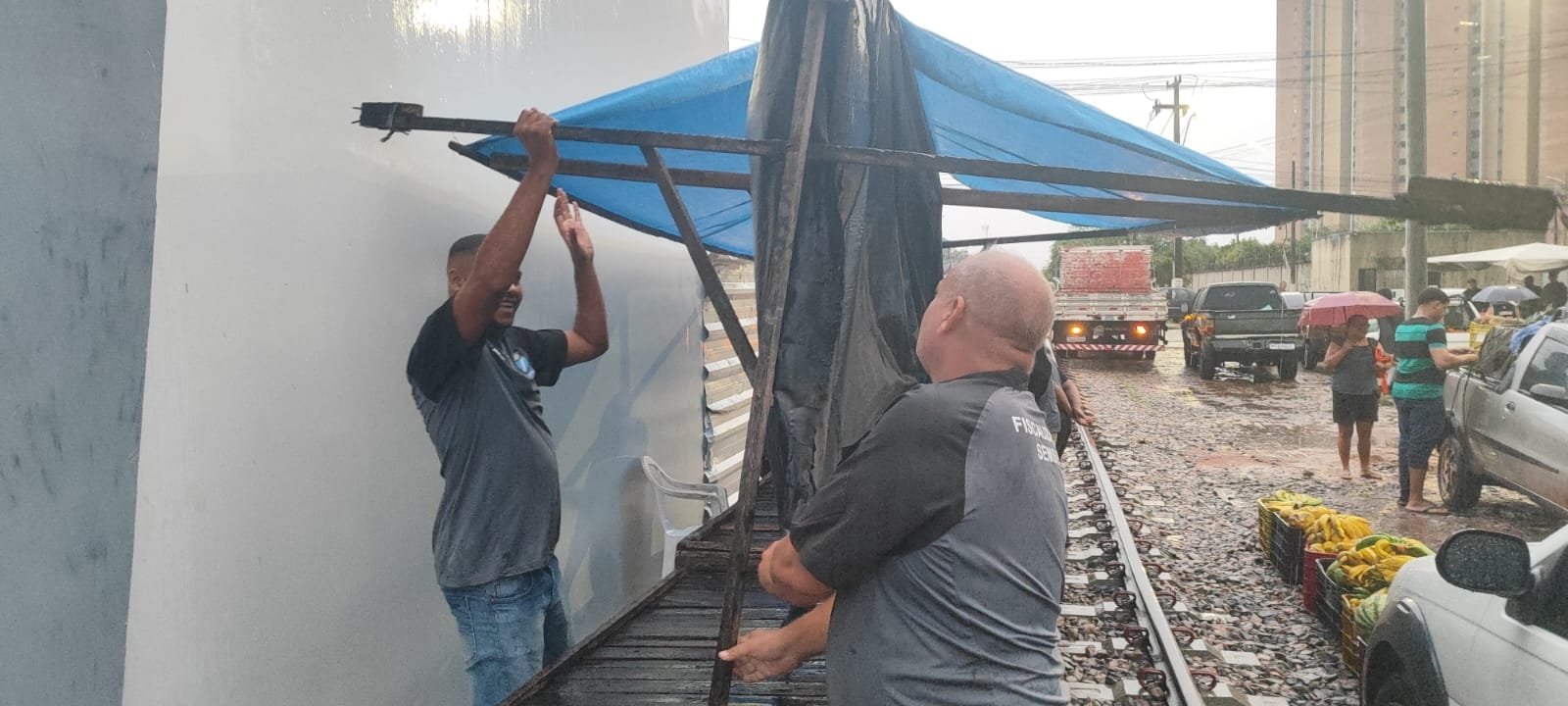 Gestão de Natal e CBTU desobstruem linha do trem na Feira do Carrasco