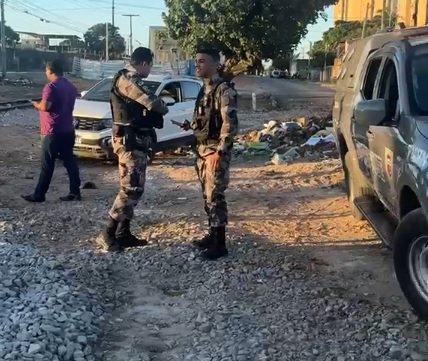 Polícia Militar persegue carro roubado e troca tiros em Natal